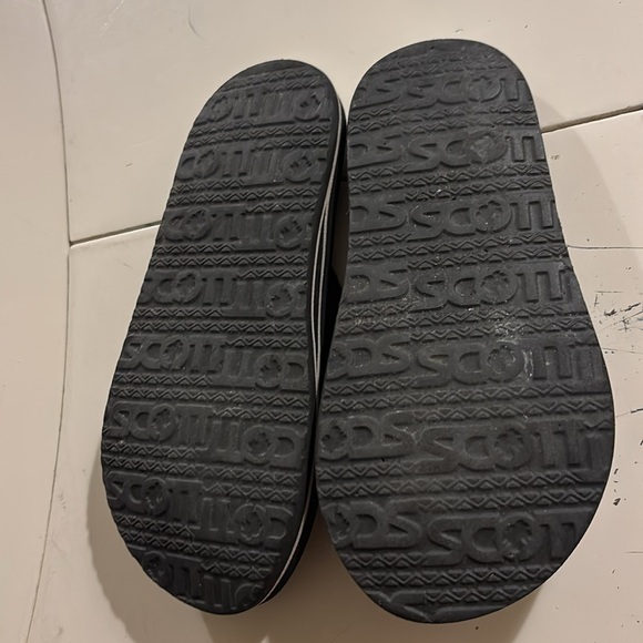 🍀Scott Kids Black Flip Flops - Picture 2 of 2